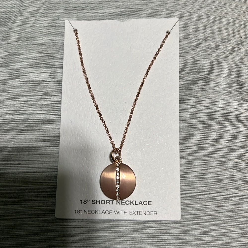 Rose gold necklace with diamonds in the middle